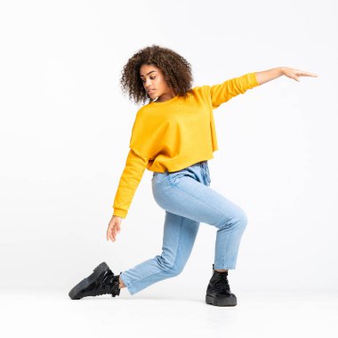 Genç Afrikalı Amerikalı kadın izole beyaz arka planda dans ediyor.