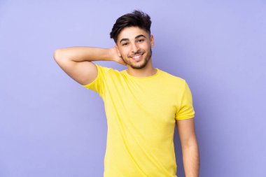 Arap yakışıklı bir adam soyutlanmış arka planda gülüyor