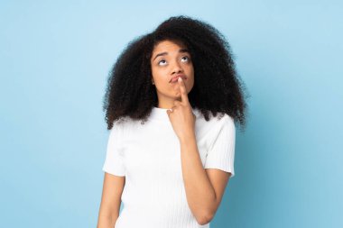 Genç Afrikalı Amerikalı kadın izole edilmiş geçmişine bakarken şüpheleri var.