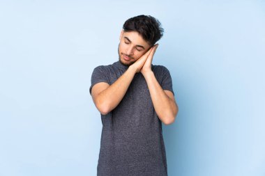 Arap yakışıklı adam izole edilmiş arka planda uyku jesti yapıyor.