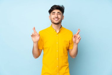 Soyutlanmış geçmişi olan yakışıklı Arap bir adam, şans diliyor ve en iyisini diliyor.