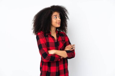 Genç Afrikalı Amerikalı kadın, izole edilmiş geçmişinde, omuzlarını kaldırırken şüphe uyandıran hareketler yapıyor.