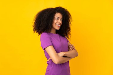 Genç Afrikalı Amerikalı kadın, izole edilmiş arka planda.