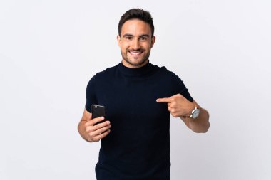 Beyaz arka planda izole edilmiş cep telefonu kullanan beyaz bir adam. Şaşırtıcı bir yüz ifadesi var.