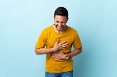 Tecrit edilmiş genç yakışıklı adam, çok gülümsüyor.