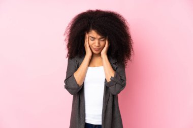 Başı ağrıyan genç Afrikalı Amerikalı kadın.