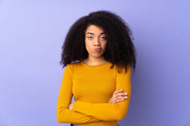Genç Afrikalı Amerikalı kadın mor arka planda izole edilmiş üzgün hissediyor.