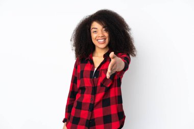 Genç Afrikalı Amerikalı kadın izole edilmiş geçmişinde iyi bir anlaşma için el sıkışıyor.