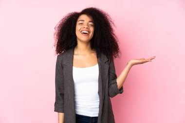 Genç Afro-Amerikalı bir kadın, izole edilmiş arka planda, bir ilan vermek için fotokopi makinesini avucunda tutuyor.