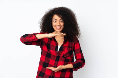 Genç Afro-Amerikalı bir kadın, izole edilmiş arka planda, bir ilan vermek için fotokopi makinesini avucunda tutuyor.