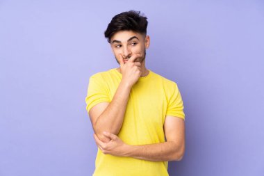 Münzevi bir geçmişi olan Arap yakışıklı bir adamın şüpheleri ve kafası karışık bir yüz ifadesi var.