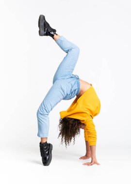 Genç Afrikalı Amerikalı kadın izole beyaz arka planda dans ediyor.