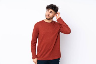 Münzevi geçmişi olan yakışıklı Arap bir adamın şüpheleri var