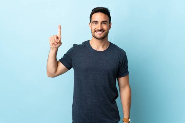 Tecrit edilmiş genç yakışıklı adam harika bir fikre işaret ediyor.