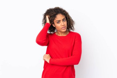 Genç Afrikalı Amerikalı kadın, arka planda izole edilmiş.