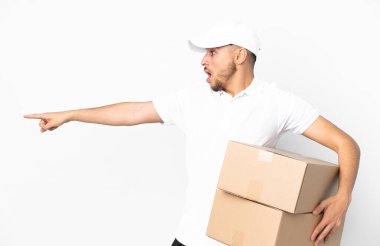 Teslimat yapan Arap adam mavi arka planda izole edildi.