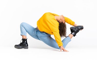 Genç Afrikalı Amerikalı kadın izole beyaz arka planda dans ediyor.