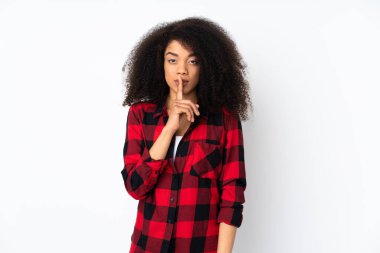 Genç Afrikalı Amerikalı kadın izole edilmiş geçmişinde parmağını ağzına sokan sessiz bir jest işareti gösteriyor.