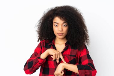 Tecrit edilmiş geçmişi olan genç Afrikalı Amerikalı bir kadın geç kalma jesti yapıyor.