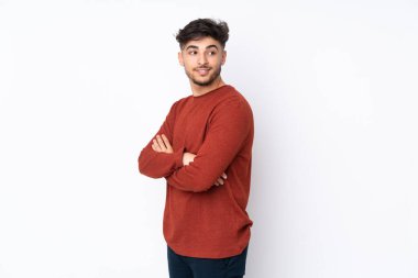 Münzevi bir geçmişi olan yakışıklı Arap bir adam yana bakıyor ve gülümsüyor.