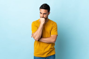 Tecrit edilmiş genç yakışıklı adamın şüpheleri var.