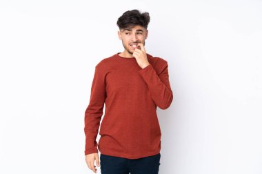 Münzevi geçmişi olan yakışıklı bir Arap. Gergin ve korkmuş.