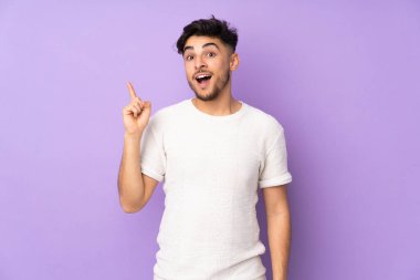 Soyutlanmış geçmişi olan Arap yakışıklı bir adam parmağını kaldırarak çözümü bulmaya çalışıyor.