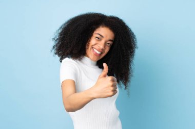 Genç Afro-Amerikalı kadın, izole edilmiş geçmişinde iyi bir şey olduğu için onaylandı.