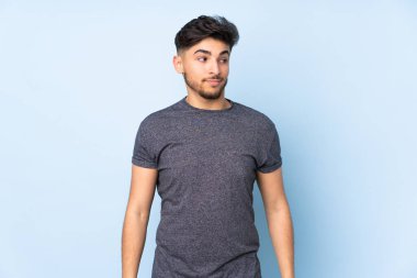 Münzevi geçmişi olan yakışıklı Arap bir adam şüpheli hareketler yapıyor.