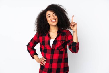 Genç Afro-Amerikalı kadın izole edilmiş bir geçmişi var ve en iyinin işareti olarak parmağını kaldırıyor.