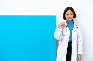 Beyaz arka planda izole edilmiş büyük bir pankartla genç ırk doktoru kadın olumsuz bir ifadeyle baş parmağını gösteriyor.