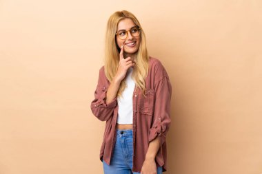 Genç Uruguaylı sarışın kadın soyutlanmış bir geçmişi araştırırken bir fikir düşünüyor.