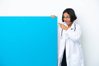 Beyaz arka planda izole edilmiş büyük bir afişi olan genç ırk doktoru kadın.