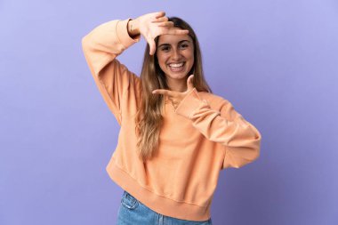 İzole edilmiş mor arka plan odaklanan genç İspanyol kadın. Çerçeve sembolü