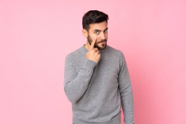 Kafkas yakışıklı bir adam izole edilmiş bir geçmişi var.