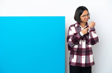 Beyaz arka planda izole edilmiş büyük mavi pankartlı melez bir kadın geç kalma jesti yapıyor.