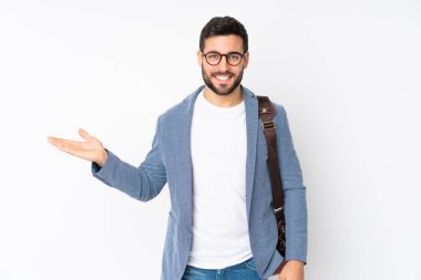 Beyaz arka planda izole edilmiş Kafkasyalı iş adamı avuç içinin üzerinde görsel alan tutuyor.