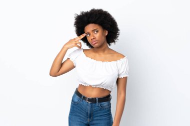 Genç Afrikalı Amerikalı kadın beyaz arka planda izole edilmiş ve intihar jesti yapmada sorun yaşıyor.