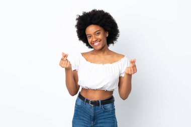 Beyaz arka planda izole genç Afrikalı Amerikalı kadın para hareketi yapıyor.