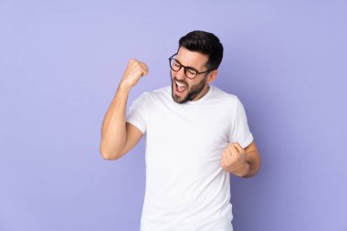 Kafkasyalı yakışıklı adam izole bir geçmişi var ve zaferi kutluyor.