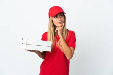 Pizza dağıtan kadın beyaz arka planda izole edilmiş bir pizza tutuyor.