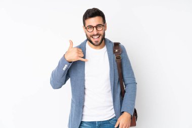 Beyaz arka planda izole edilmiş beyaz iş adamı telefon jesti yapıyor.