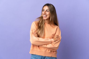 Soyutlanmış mor bir geçmişi olan genç İspanyol kadın mutlu ve gülümsüyor.