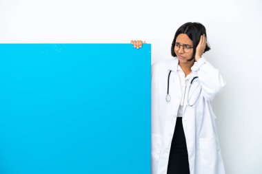 Beyaz arka planda izole edilmiş büyük bir afişi olan genç ırk doktoru hayal kırıklığına uğramış ve kulaklarını kapatmış.