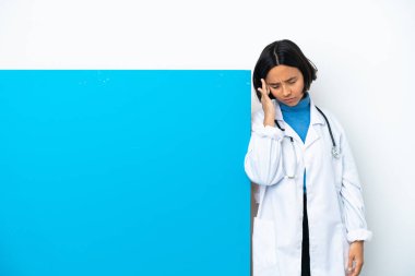 Beyaz arka planda başağrısı olan, büyük bir afişi olan genç, melez bir doktor kadın.