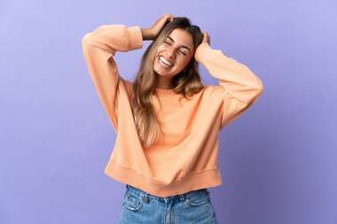 Soyutlanmış mor arka planda gülen genç İspanyol kadın.