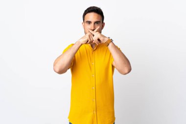 Tecrit edilmiş genç ve yakışıklı bir adam sessizlik işareti gösteriyor.