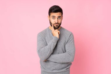 Kafkasyalı yakışıklı adam soyutlanmış bir geçmişi var ve düşünüyor.