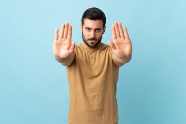 Sakallı, sakallı genç ve yakışıklı bir adam.