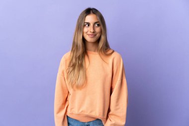 Soyutlanmış mor bir geçmişi olan genç İspanyol bir kadın. Taraf ararken şüphe duyuyor.